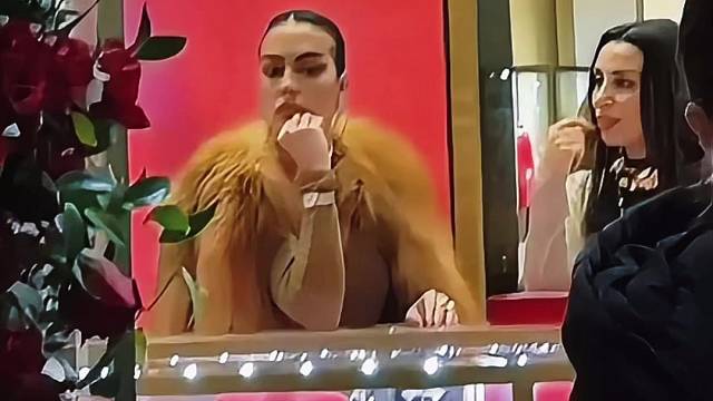 C罗女友乔治娜参加珠宝活动，一身的贵族气质