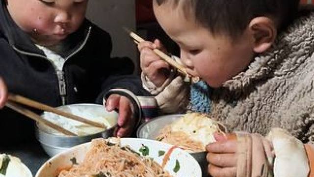 小双还不会使筷子。 #内容启发搜索