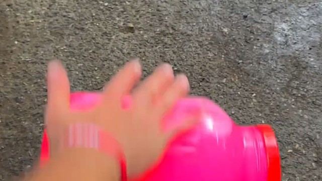 楼梯滚瓶子爆破解压时刻