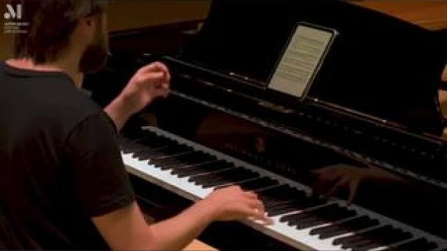  从莫斯科音乐学院走向国际舞台，美籍亚美尼亚裔钢琴家谢尔盖·巴巴扬，演绎风格独特，被誉为“让钢琴歌唱