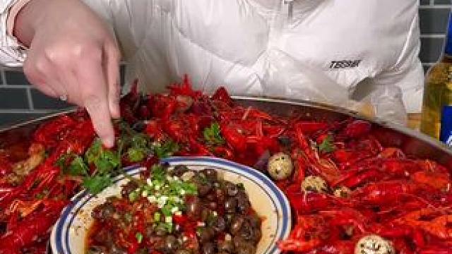 没想到今年的第一顿小龙虾竟然这么….#今年首顿小龙虾安排了吗 #小龙虾 #小龙虾小龙虾吃起来 #嘎嘎