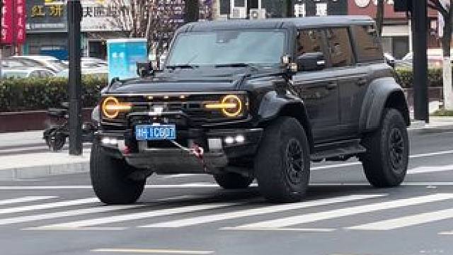 感受下福特烈马迎面驶来的这压迫感吧#福特烈马 #国产福特烈马 #福特烈马bronco #硬派越野 #