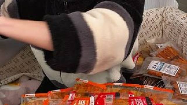 能吃辣的一定要试试这个魔鬼辣豆皮 不能吃辣的可以尝尝香辣味#辣条 #零食推荐 #无辣不欢 #追剧小零