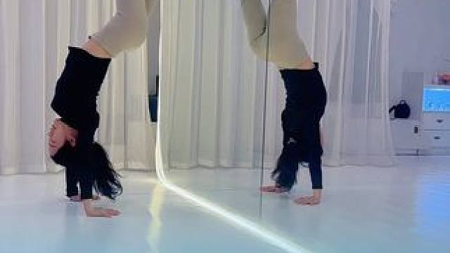 ‍♀️“人生就像倒立，有时候你得换个角度看世界，才能发现自己头发乱了，鼻涕快流到嘴里了！”