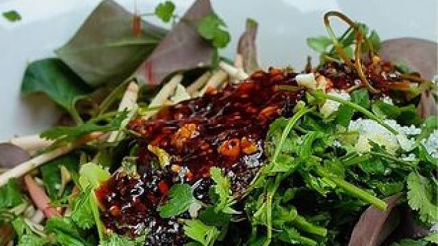 刚出锅的蛋炒饭➕现摘的凉拌折耳根，一口下去爽翻！#妈呀太香了 #谁懂这一口的好吃程度