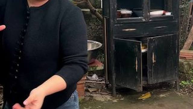 胖妹徒手拍南瓜