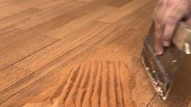 实木地板安装填缝工艺。 #木地板安装 #结实耐用 #能工巧匠 #制作过程 #地面装饰