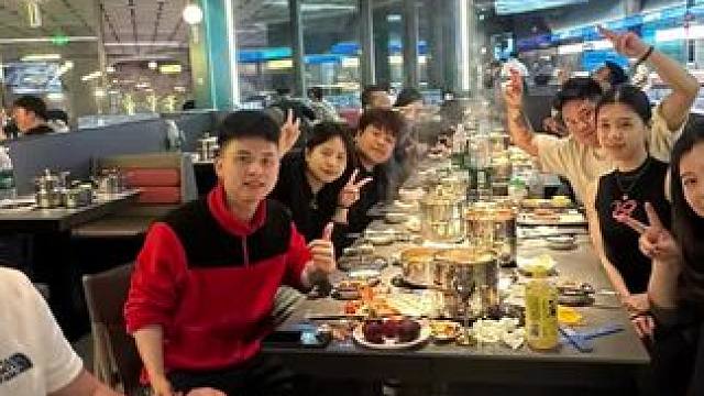 雯雯妈妈53岁生日，三姐妹请全家一起吃海鲜自助！随便拿吃到饱 #日常vlog #分享日常生活 #吃货