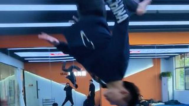 新来的教练大家看看怎么样，练的不但好关键还很帅[嘿哈]#空翻特技 #武术