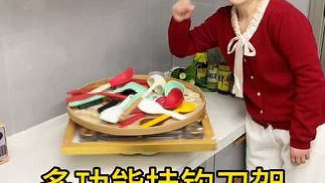 多功能吸盘刀架 可以换位置的多功能吸盘刀架，承重力强，家里的大小刀具都能上墙收纳，下面一排挂钩还能挂