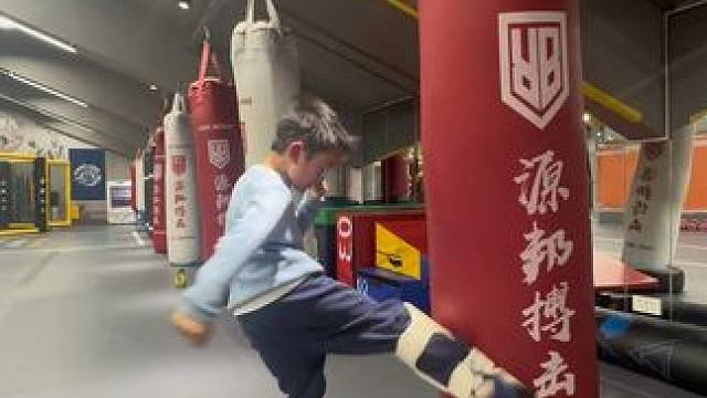 又一个一年级小战士#格斗 #日常训练 #自由搏击 #每个动作都是用汗水换来的 
从不怕校园霸凌开始。