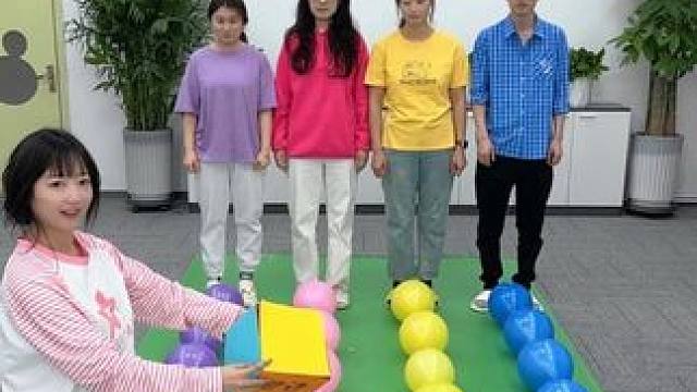 踩气球挑战，真好玩 #趣味游戏 #看一遍笑一遍 #办公室游戏