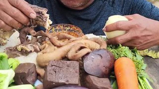 东南亚大叔户外野餐 #把家乡的味道分享给大家 #这就是农村的生活 #体验原生态美食的乐趣 #辛勤劳动