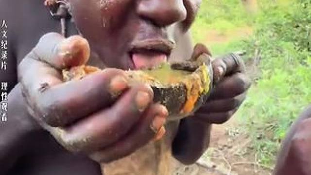 嘟嘟又一次震撼到我！ #哈扎比部落 #原始部落