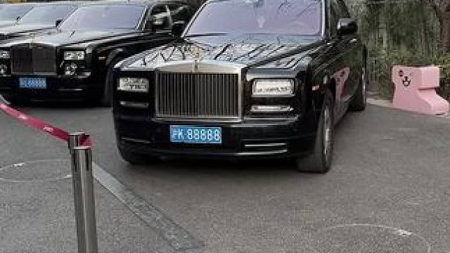 究竟什么实力能拿下这么多豹子号#上海豪车街拍#幻影