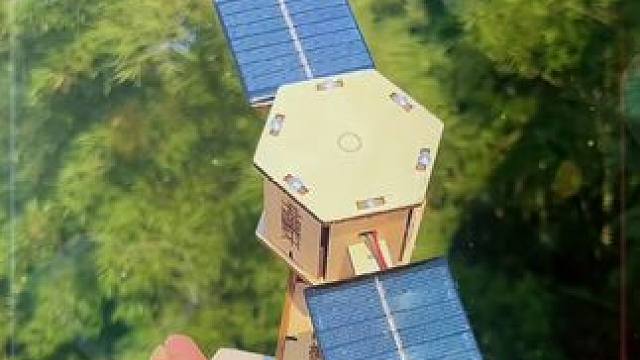 寒假在家带孩了一起来做个太阳能小卫星吧!真的没放电池，遇到阳光就开始转动，小朋友可太喜欢了!
