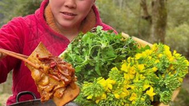 炖一锅香辣的牛排骨，配着野菜太好吃了 #美食 #农村生活 #野菜 #美食分享