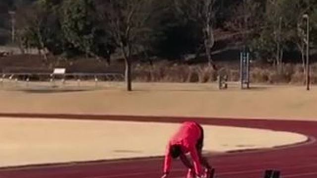 -#田径短跑 途中跑技术出色：日本短跑运动员的途中跑技术较为细腻，注重身体的协调性和节奏感。他们的步