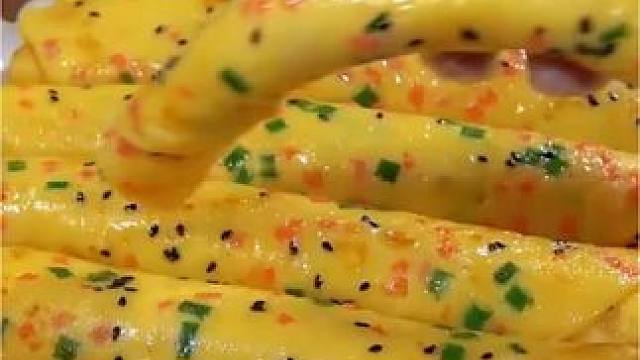 牛奶鸡蛋饼早起五分钟给孩子做的牛奶鸡蛋饼，小朋友特别爱吃#早餐饼 #10分钟搞定懒人早餐 #美味早餐