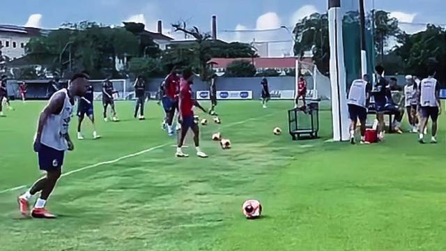 内马尔负角度任意球训练，怪不得比赛直接破门