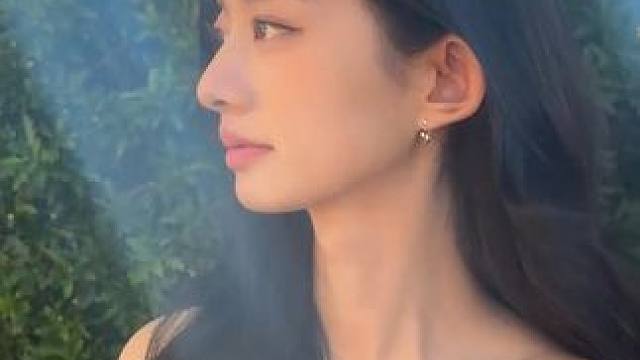 本E人到了这样的场合轻轻变i啦 #这届达人又在云南整活儿 #氛围感 #春日慵懒感look #御姐 #