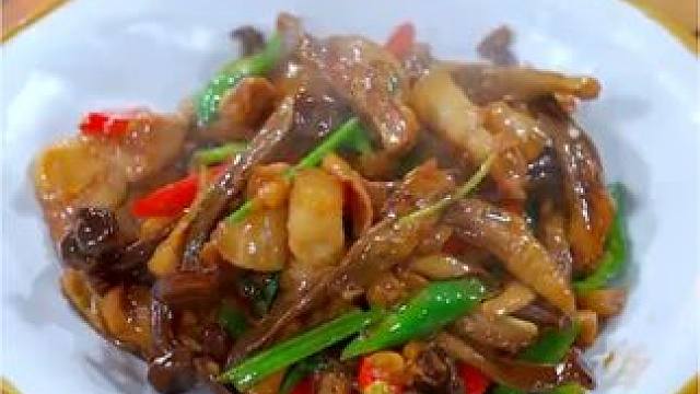 过年的餐桌上做一道这样的家常下饭菜小炒鹿茸菇，脆嫩爽口做法简单又下饭#鹿茸菇 #家常菜 #下饭菜
