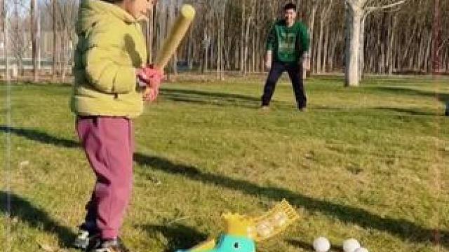 #户外体能训练  #小盆友的日常  #儿童玩耍的视频  这也太解压了，儿子玩得停不下来，孩子手眼不协