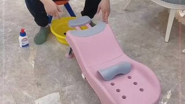 孩子每次洗头就哭闹，多亏老公买的洗头躺椅躺着洗头可舒服了，还能折叠不占空间#洗头躺椅  #有娃必备 