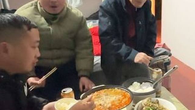棉袄哥过生日，浪哥不会做饭当大厨，大家难得一聚。#生活纪实