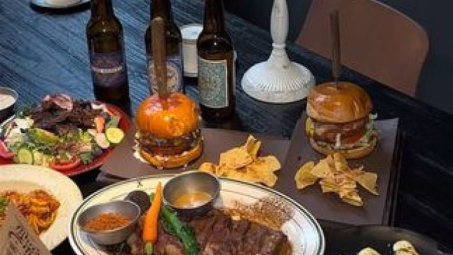 下次见面我们去吃浪漫的熏牛排吧！ #被这一口香迷糊了 #吃下这一口烟火气 #四川美食不同意四川人减肥