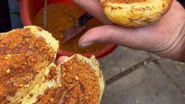 请问你要拿什么换我手里面的这个烧洋芋#贵州烧洋芋 #地方特色美食 #家乡的味道 #生活的烟火气息 #