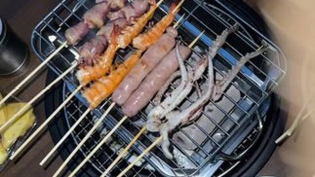 家里有阳台就是舒服，随时烧烤整起来 #烧烤 #在家烤串 #在家也能吃上烧烤 #巴适得很 #释放压力