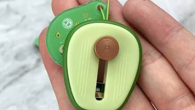 牛油果的造型便携式水果削皮刀 这个设计好呀！牛油果的造型便携式水果削皮刀，有了它不管是坐车吃水果，还