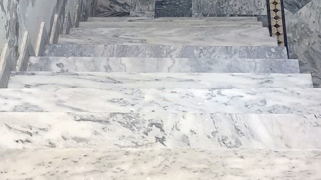 楼梯滚瓶子爆破解压时刻