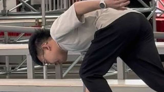 一个成功男人的背后可能还有一个男人（手动狗头）#田径中心#哈布尔#田径