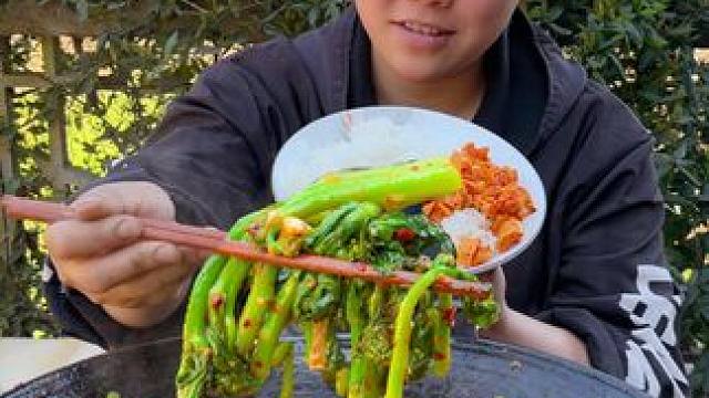 今天摘了很多白菜苔做个美味下饭菜 #美食 #农村生活 #美食分享