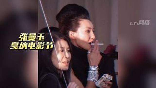 张曼玉二十多年前在戛纳电影节神图，才知道这件衣服竟然是露背，曼神气质绝了，现在再也难出这么有巨星范儿