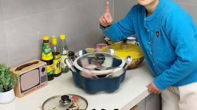 锅盖架 厨房里的锅盖用这个置物架上墙收纳，不占地方也不会碍手碍脚，不挑锅盖大小都能收纳#锅盖架  #