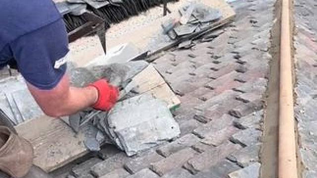 英国传统房屋的屋顶石瓦片修缮。#施工工艺 #石瓦片 #古建筑之美 #旧房改造 #结实耐用