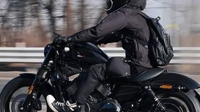 以上内容由王城武驾驶香帅突破者800第三视角， #前奏一响拾起多少人的回忆  #巡航 #复古机车 #