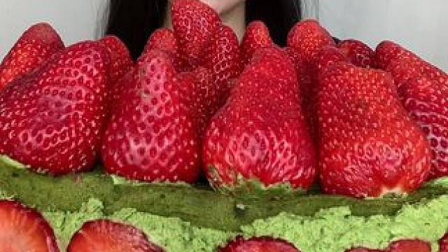 #草莓蛋糕 #大嘴鳄鳄火山石烤肠 到手50根 多种口味可以混搭 肉质紧实 一口爆汁 嘎嘎香 #草莓 