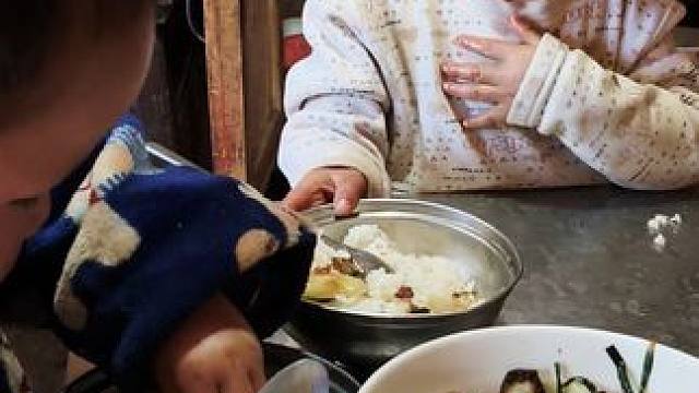 双胞胎两个分萝卜干吃。 #内容启发搜索