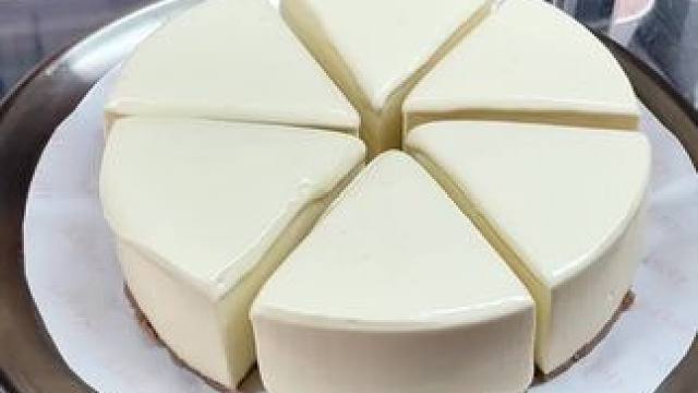 上海吃到了很新的蛋糕….豆腐蛋糕 #街边小吃 #豆腐芝士蛋糕 #谁懂这一口的好吃程度