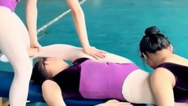 辅助拉伸一字马：小妹超柔韧没反应 #一字马挑战 #软开度训练 #爱舞蹈的小仙女