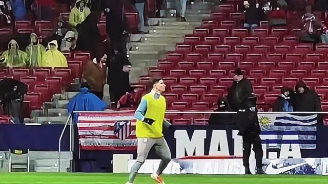 未来可期，阿尔瓦雷斯雨中花式停球