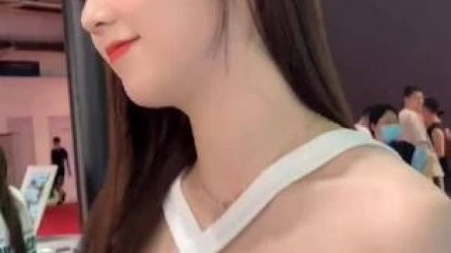#车展模特 #模特美女 #街拍美女 #笑容最治愈的女孩 #车展模特