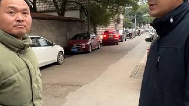 带两个病人到医院看病，一个比一个严重