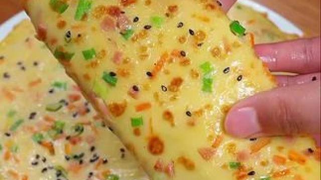 简单好吃的早餐饼家里有孩子的，一定要试试这个早餐鸡蛋饼，做法简单，还特别的好吃#美味早餐 #营养早餐