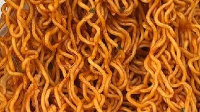 浓郁的酱汁搭配筋道的面条真的特别解馋！#零食推荐#火鸡面#干脆面#方便面#炒面王