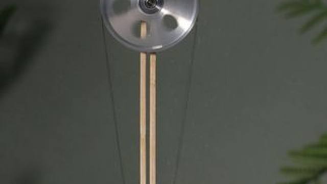 你见过靠一杯热水提供动力的机械装置吗#物理启蒙 #记忆合金发动机